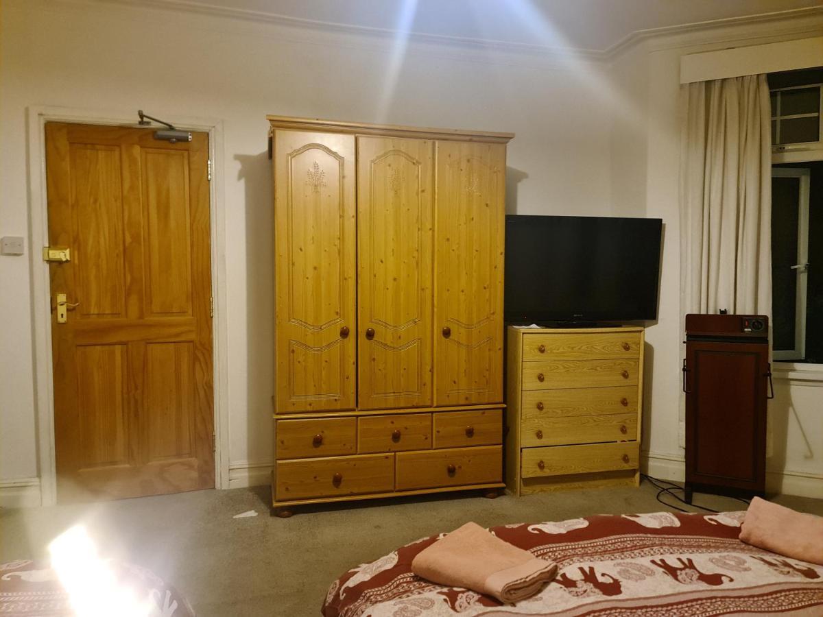 Deze driepersoonskamer heeft een gedeelde badkamer.