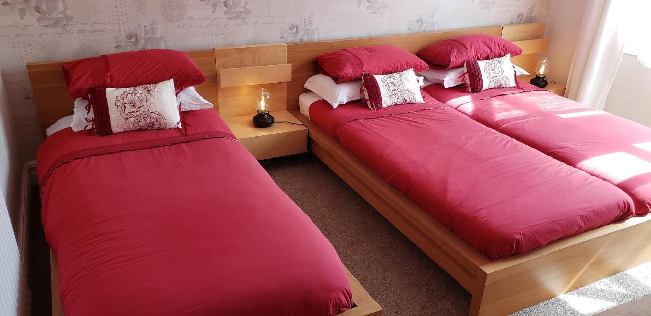 Deze driepersoonskamer heeft een gedeelde badkamer.