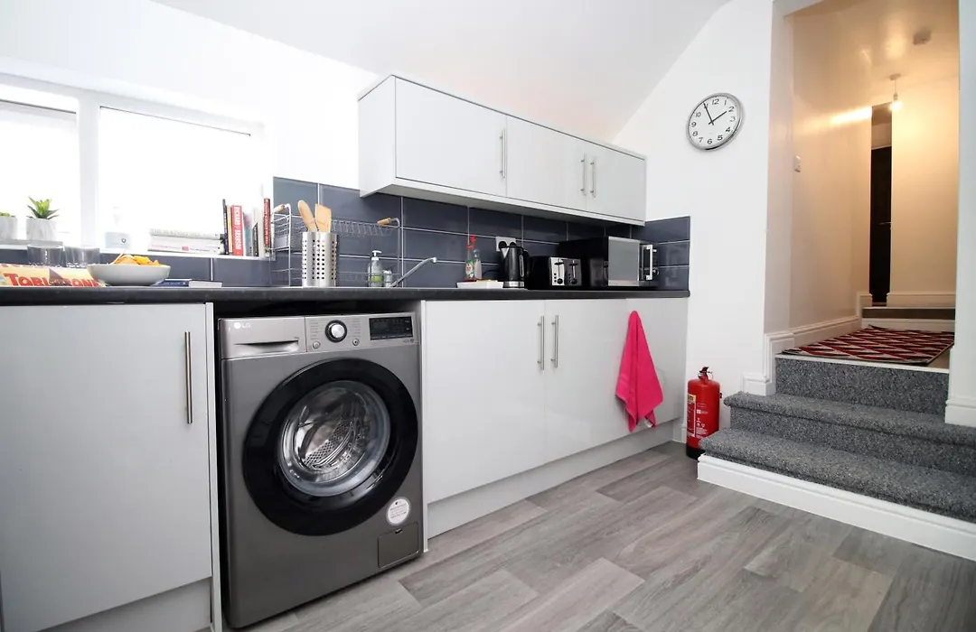 Modern Guesthouse, Fast Wi-Fi, Street Free Parking, Central, Fully Equipped-1