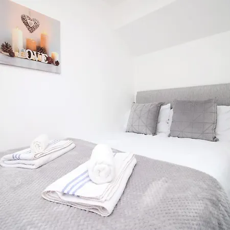 Modern Guesthouse, Fast Wi-Fi, Street Free Parking, Central, Fully Equipped-2