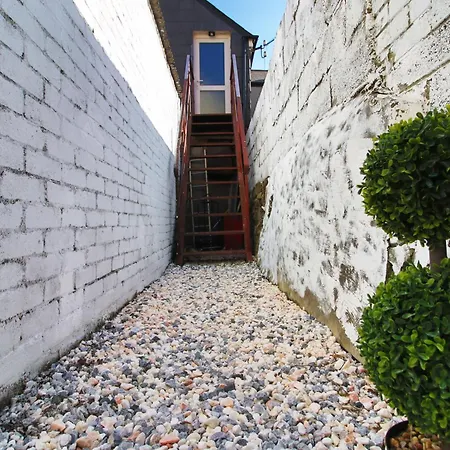 Modern Guesthouse, Fast Wi-Fi, Street Free Parking, Central, Fully Equipped-3